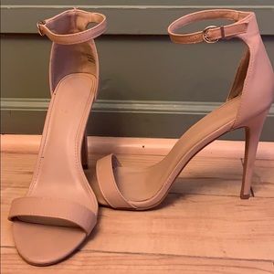 Nude pumps